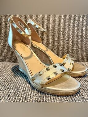 Lilly Pulitzer Gold Studded Strappy Wedge Heel Sandal Size 9.5 Ankle Strap READ